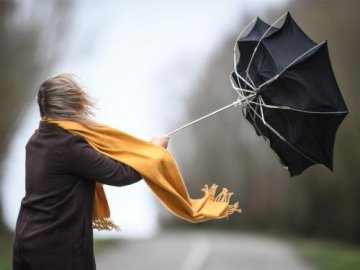 Будьте обачні: волинян попередили про сильний вітер