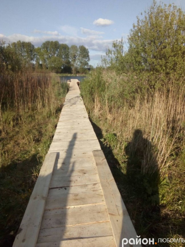 Жителі волинського села власноруч відремонтували місток на озері. ФОТО