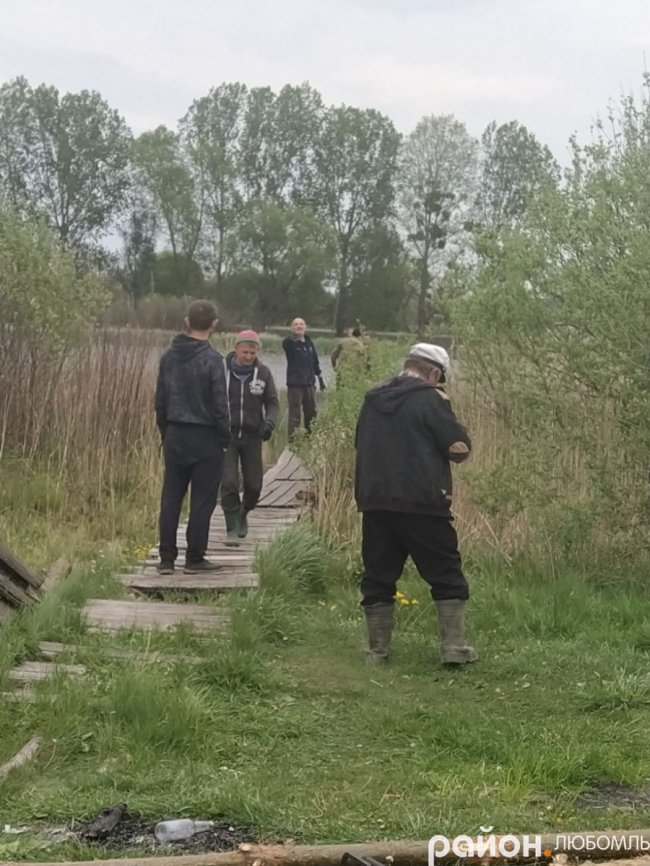 Жителі волинського села власноруч відремонтували місток на озері. ФОТО
