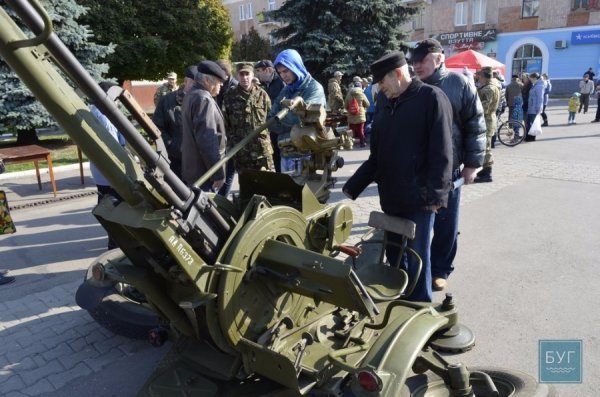 У Нововолинську демонстрували сучасну бойову зброю. ФОТО