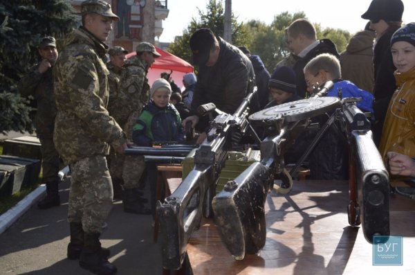 У Нововолинську демонстрували сучасну бойову зброю. ФОТО