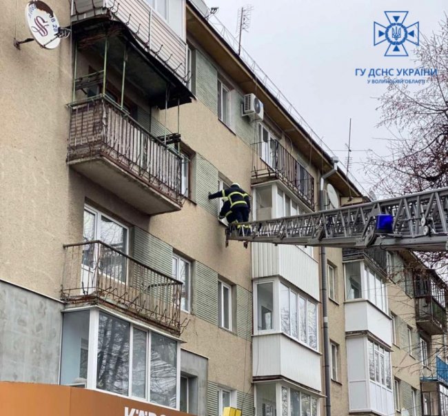 У Луцьку рятувальники допомогли літній жінці, яка знаходилася в зачиненій квартирі