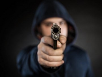 Маски-шоу на виборах: у Ківерцях до дільниці прийшов агресивний чоловік з пістолетом