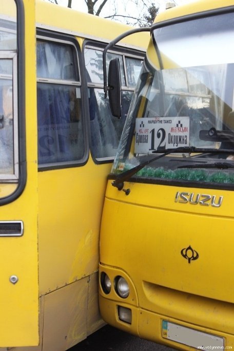 У Луцьку маршрутка в’їхала в бік іншого автобуса. ФОТО