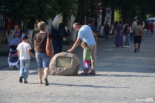 У Луцьку з'явився камінь, який позначає колишню межу міста. ФОТО