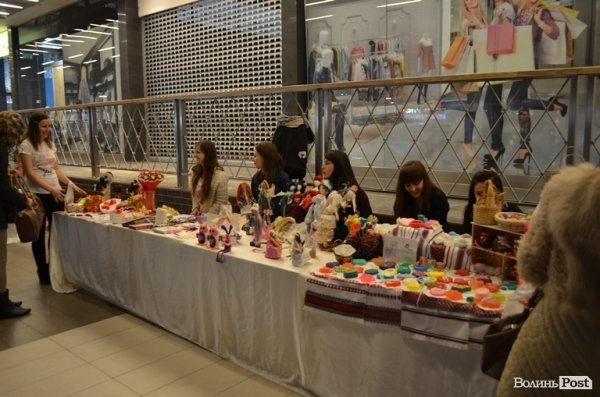 У Луцьку продають вироби ручної роботи для закоханих. ФОТО