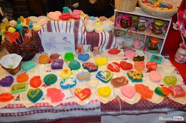 У Луцьку продають вироби ручної роботи для закоханих. ФОТО