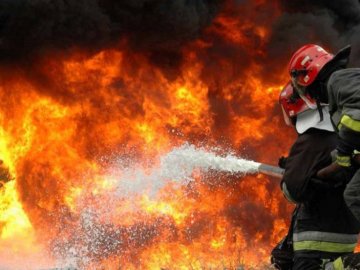 На Волині горіли дерев'яний житловий будинок і авто: відомі причини