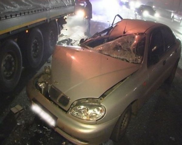 Аварія в Києві: водій легковика дивом вижив після тарану вантажівки. ФОТО. ВІДЕО