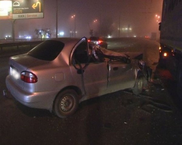 Аварія в Києві: водій легковика дивом вижив після тарану вантажівки. ФОТО. ВІДЕО