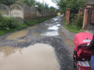 У Луцьку вулиця «не бачила» асфальту. ФОТО
