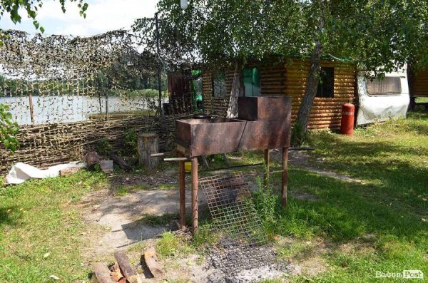 На місці можна купити дрова, взяти казан. Біля альтанок – мангали. 