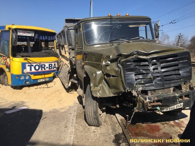 У Луцьку зіткнулись вантажівка і маршрутка: вісім постраждалих 