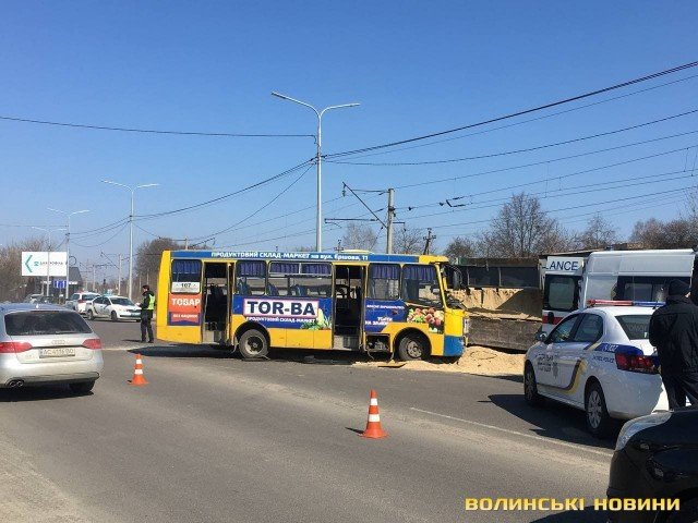 У Луцьку зіткнулись вантажівка і маршрутка: вісім постраждалих 