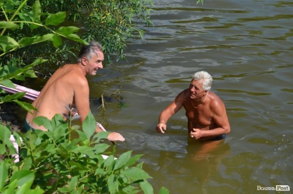 Спека змушує лучан роздягатися і лізти у міські водойми. ФОТО