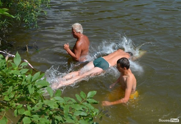 Спека змушує лучан роздягатися і лізти у міські водойми. ФОТО