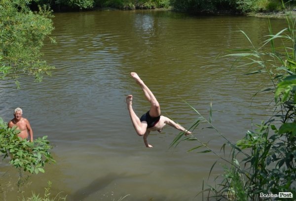 Спека змушує лучан роздягатися і лізти у міські водойми. ФОТО