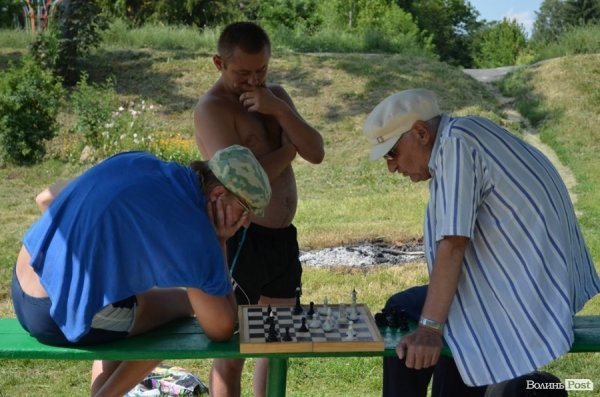 Спека змушує лучан роздягатися і лізти у міські водойми. ФОТО