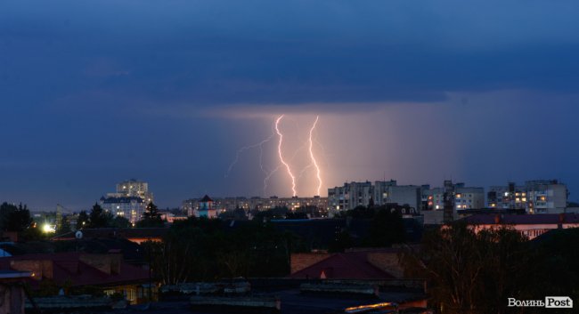 Під час грози у Луцьку зафіксували неймовірні блискавки. ФОТО