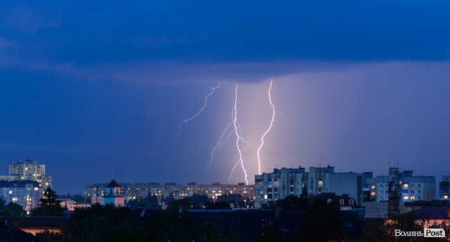 Під час грози у Луцьку зафіксували неймовірні блискавки. ФОТО