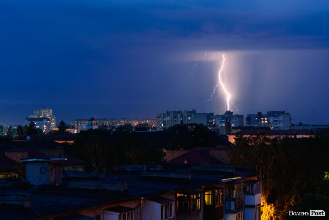 Під час грози у Луцьку зафіксували неймовірні блискавки. ФОТО