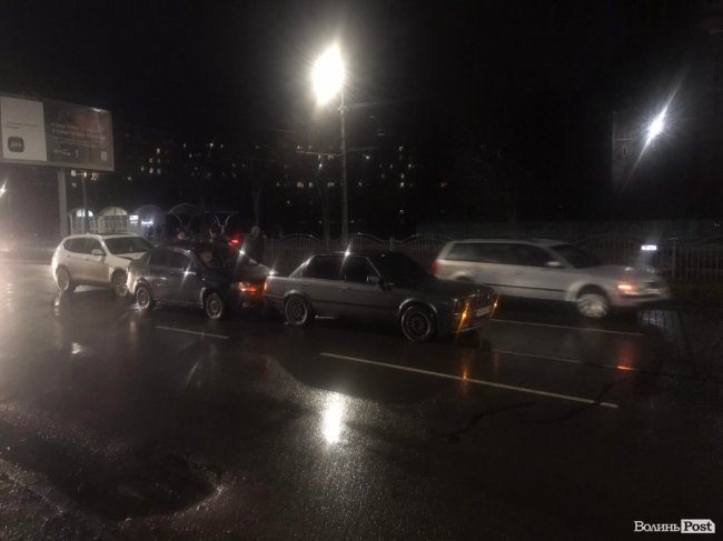 У Луцьку – ДТП: зіткнулися три автівки. ФОТО