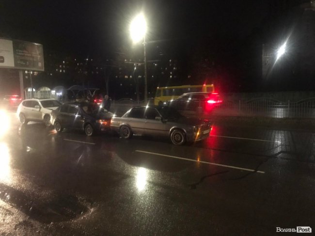 У Луцьку – ДТП: зіткнулися три автівки. ФОТО