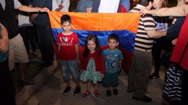 Мирний протест у Вірменії: танці, музика, діти, солодощі. ФОТО