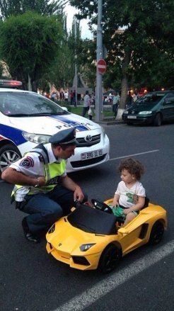 Мирний протест у Вірменії: танці, музика, діти, солодощі. ФОТО