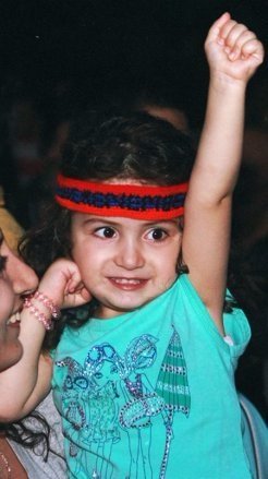 Мирний протест у Вірменії: танці, музика, діти, солодощі. ФОТО