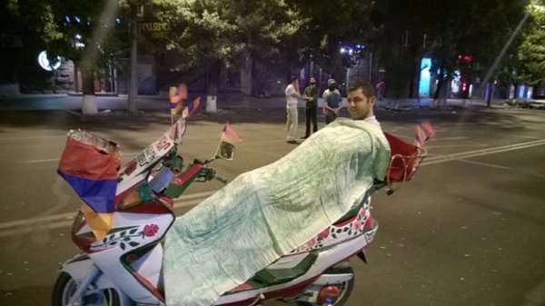 Мирний протест у Вірменії: танці, музика, діти, солодощі. ФОТО