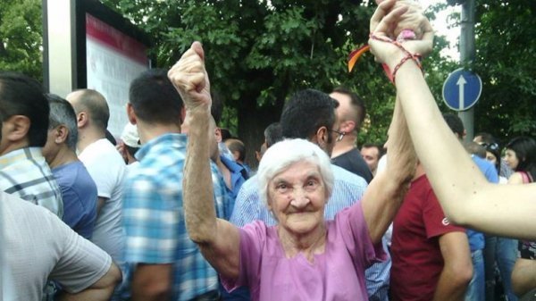 Мирний протест у Вірменії: танці, музика, діти, солодощі. ФОТО