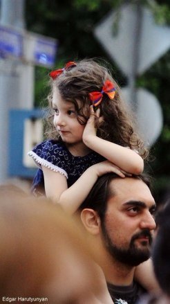 Мирний протест у Вірменії: танці, музика, діти, солодощі. ФОТО