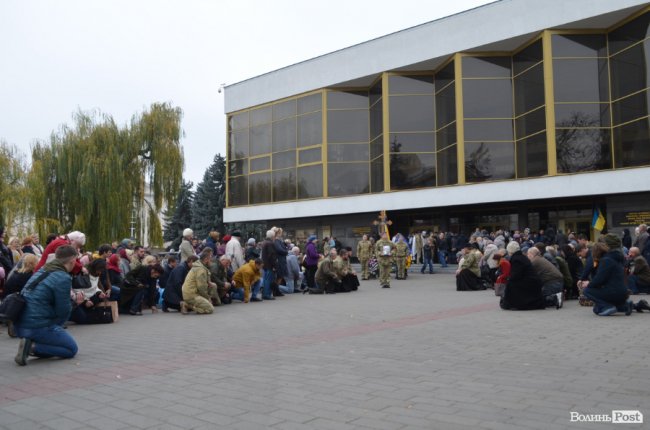 «Він захищав не лише свою сім‘ю»: у Луцьку попрощалися з Героєм. ФОТОРЕПОРТАЖ