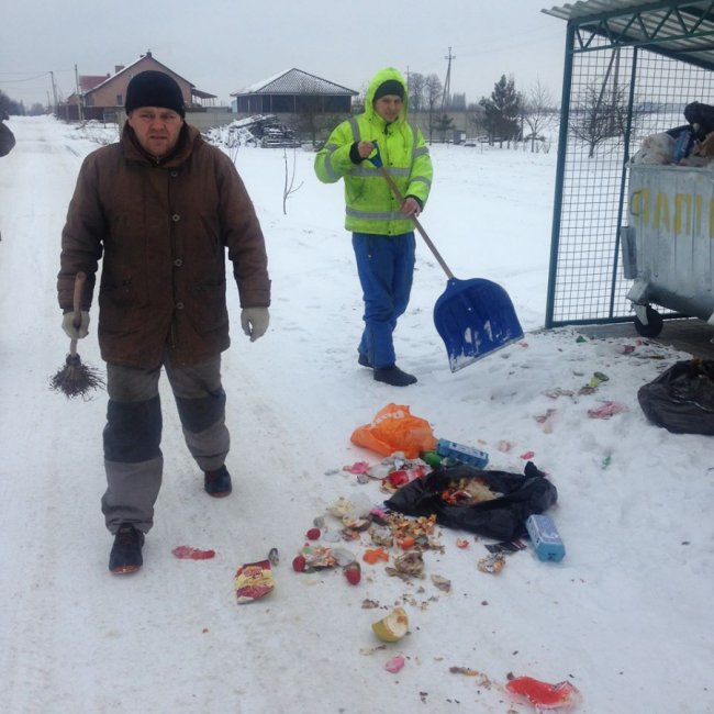 У селі під Луцьком скаржаться на нечупар, які розкидали сміття. ФОТО