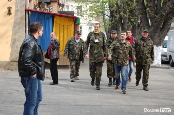 У Луцьку революціонери навідалися до «агентів Кремля». ФОТО
