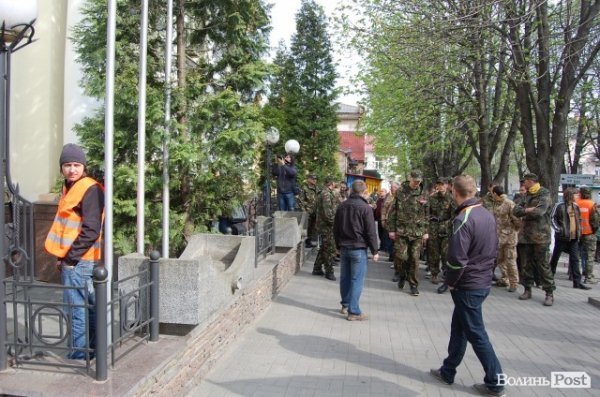 У Луцьку революціонери навідалися до «агентів Кремля». ФОТО