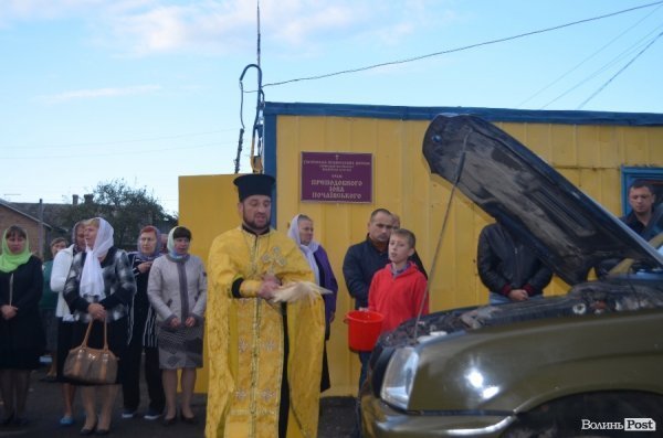 У Луцьку освятили автомобіль в зону АТО. ФОТО