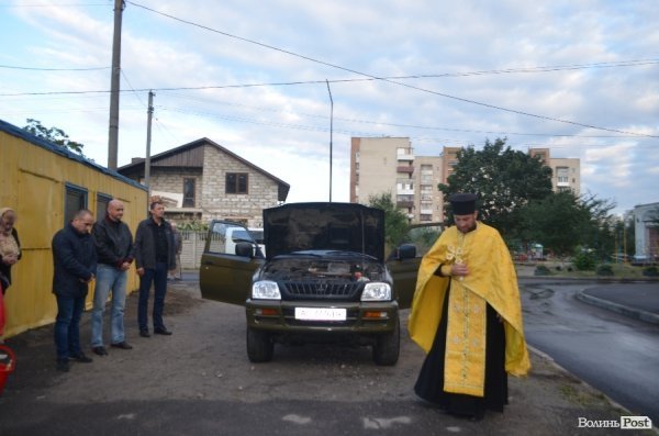 У Луцьку освятили автомобіль в зону АТО. ФОТО