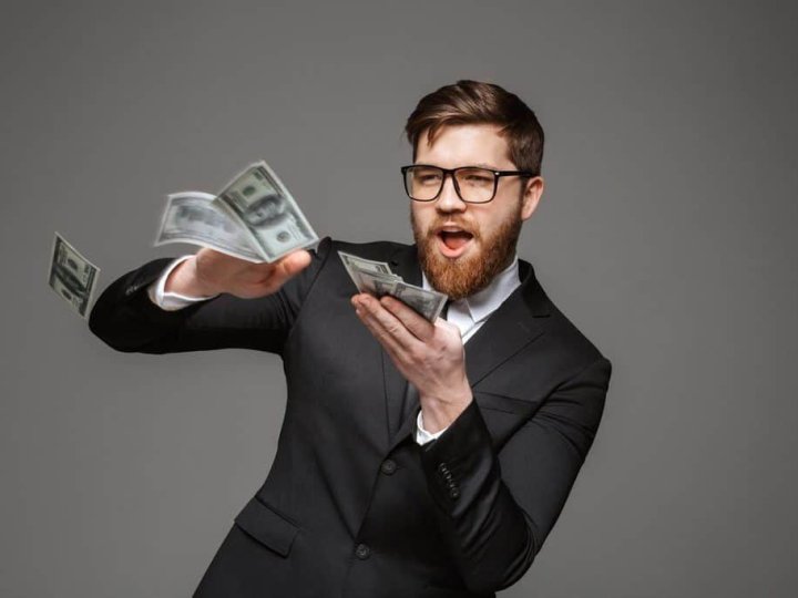 Лучанин, який цілий тиждень розраховувався чужою банківською карткою, потрапив за ґрати на 5 років