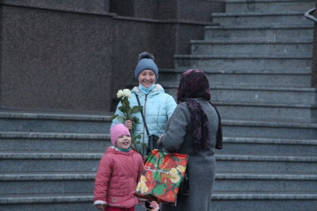 Митрополит Михаїл дарував жінкам квіти на Благовіщення. ФОТО 