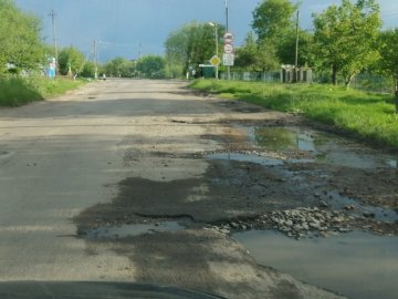 Дорогу в селі під Луцьком хочуть відремонтувати до кінця року