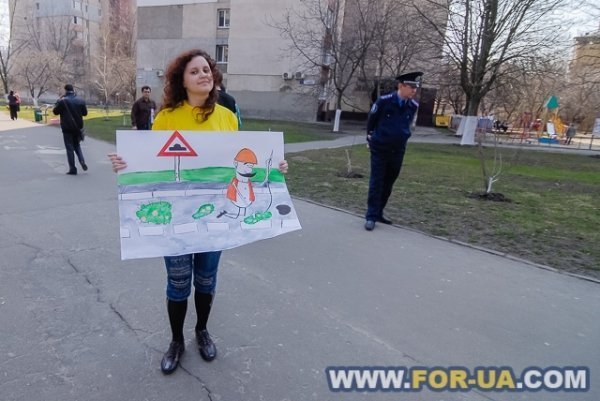 У Києві в ями на дорогах садили квіти. ФОТО