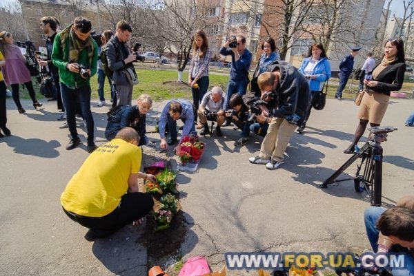 У Києві в ями на дорогах садили квіти. ФОТО