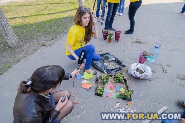У Києві в ями на дорогах садили квіти. ФОТО