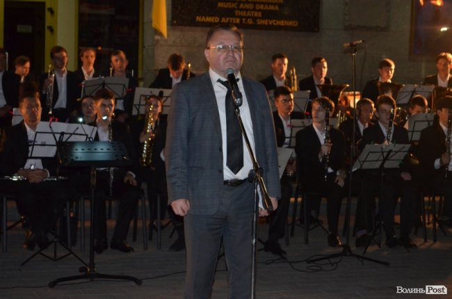 У вечірньому Луцьку – «Перша хвилина миру». ФОТО