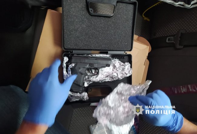 Волинські поліцейські затримали 55-річного киянина, який переробляв та продавав зброю