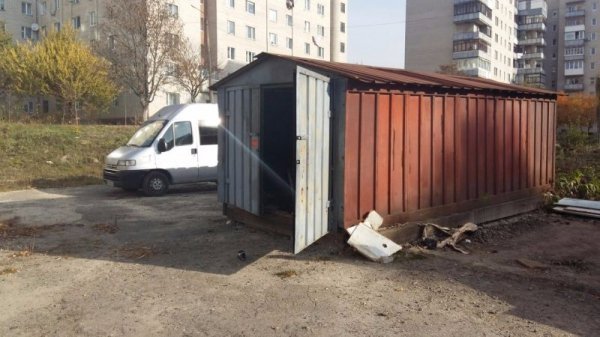 Проспект Соборності очищають від незаконних гаражів