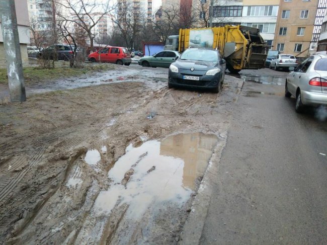 У Луцьку на Конякіна горе-водії перетворили зелену зону на болото. ФОТО