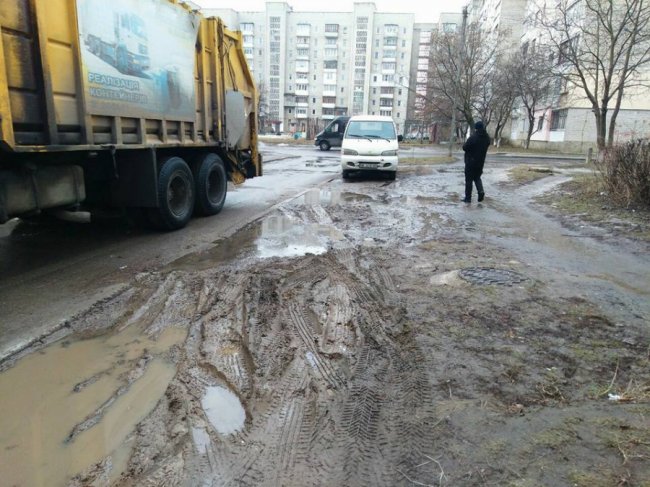 У Луцьку на Конякіна горе-водії перетворили зелену зону на болото. ФОТО